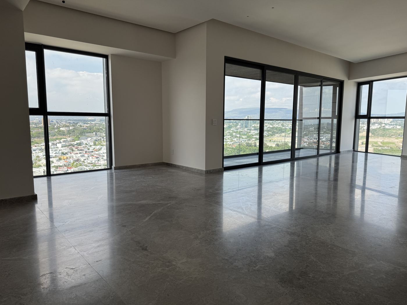 Espacio remodelado con ventanales de piso a techo